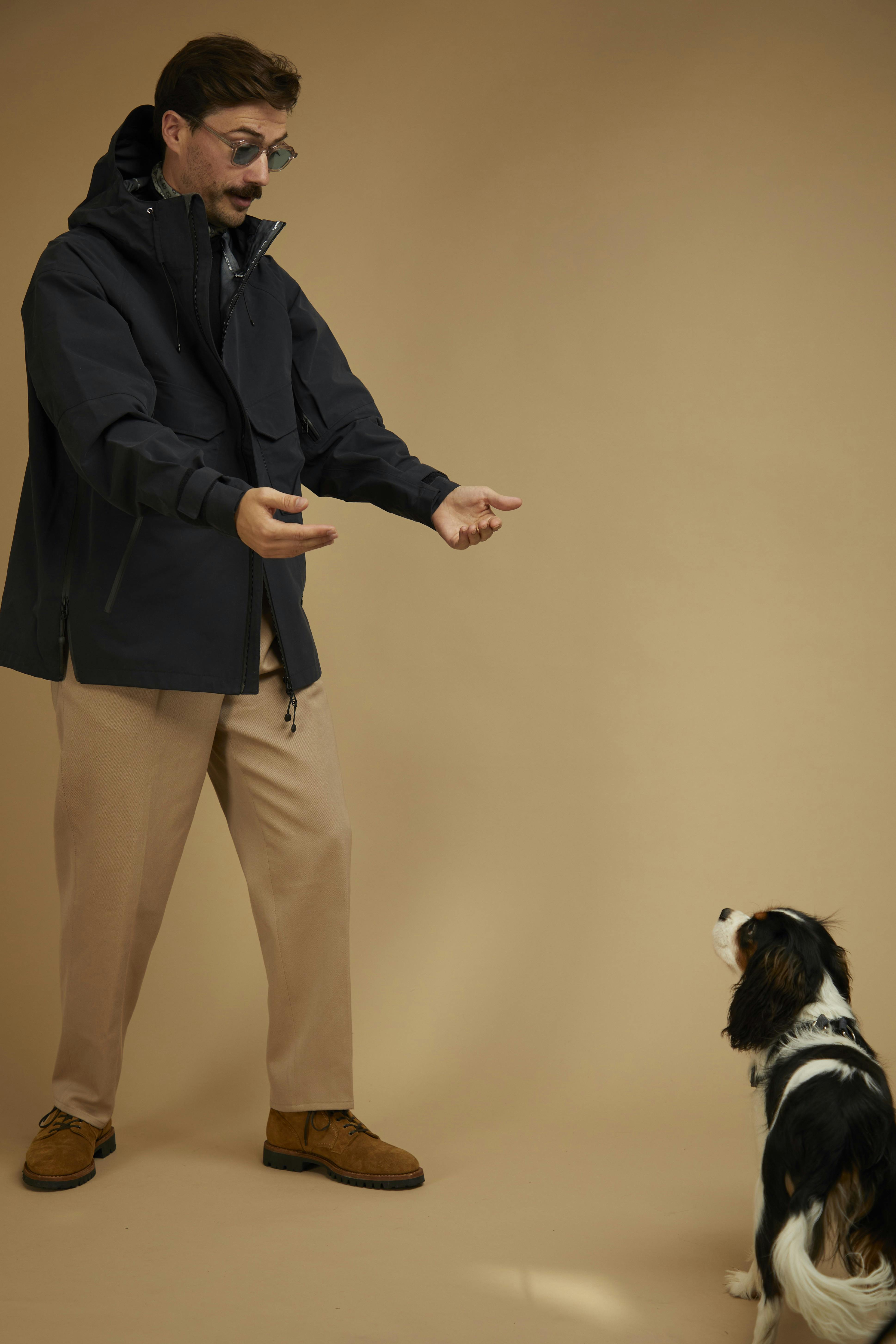 homme et chien dans studio photo